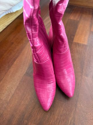 Stivali alti fucsia effetto coccodrillo