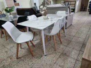 Mesa efecto mármol y 4 sillas nórdicas