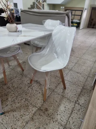 Mesa efecto mármol y 4 sillas nórdicas