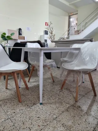 Mesa efecto mármol y 4 sillas nórdicas