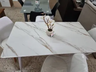 Mesa efecto mármol y 4 sillas nórdicas