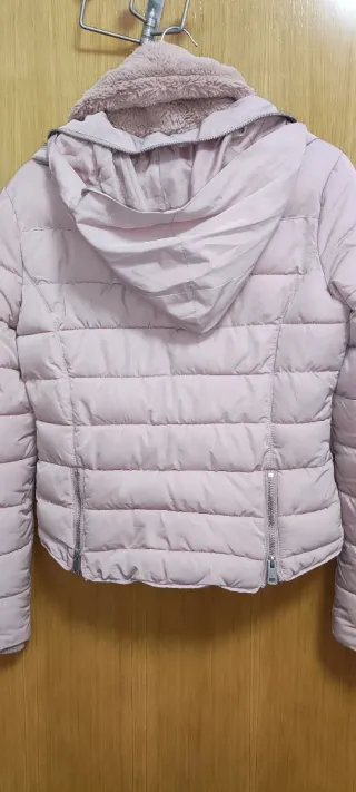 Abrigo rosa con capucha