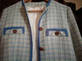 Chaqueta tipo Chanel beige y azul
