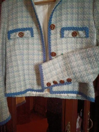 Chaqueta tipo Chanel beige y azul