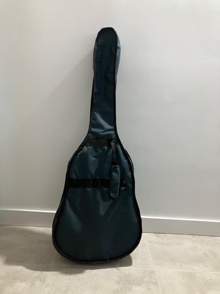 Guitarra española con funda