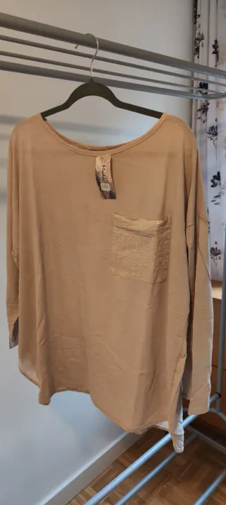 Camiseta beige manga larga con bolsillo