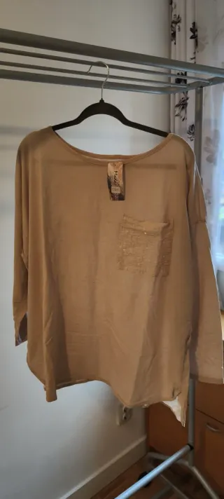 Camiseta beige manga larga con bolsillo