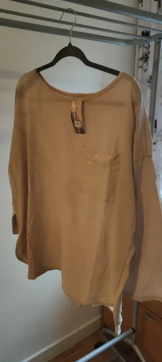 Camiseta beige manga larga con bolsillo