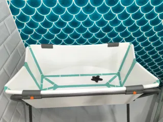 Bañera Stokke plegable con soporte y reductor