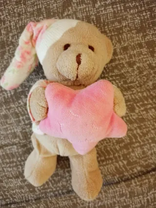 Peluche oso con corazón rosa
