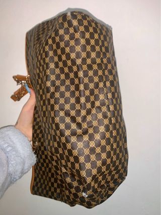 Bolso grande marrón con detalles dorados