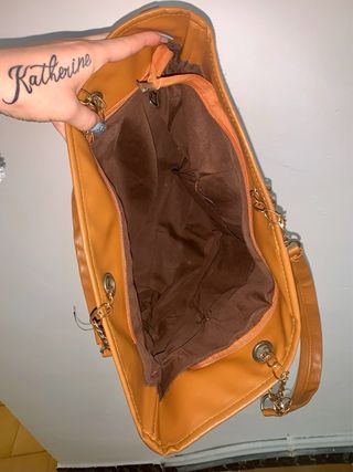 Bolso grande marrón con detalles dorados