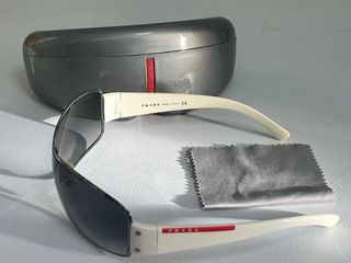 Gafas de sol Prada grises y blancas