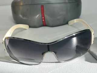 Gafas de sol Prada grises y blancas