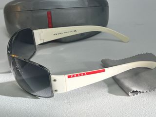 Gafas de sol Prada grises y blancas