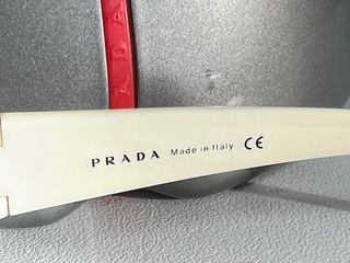 Gafas de sol Prada grises y blancas