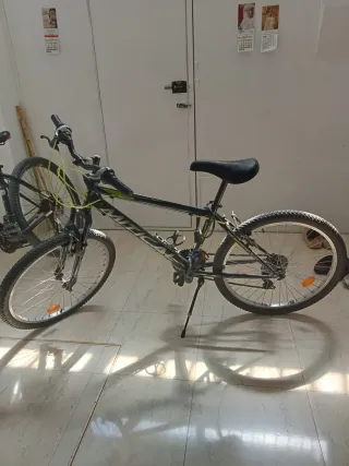 Bicicleta de montaña negra