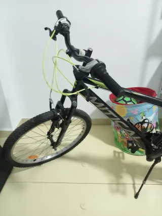 Bicicleta de montaña negra