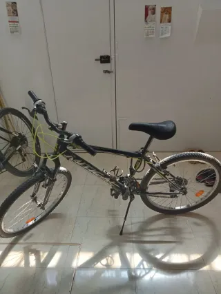 Bicicleta de montaña negra