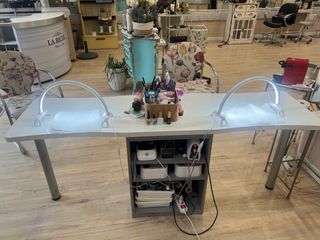 Mesa de manicura profesional con dos puestos