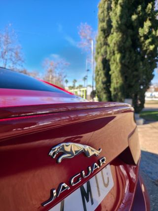 Jaguar XE R-Sport AWD · 180 CV · Automático