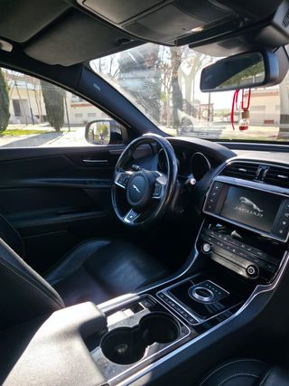 Jaguar XE R-Sport AWD · 180 CV · Automático