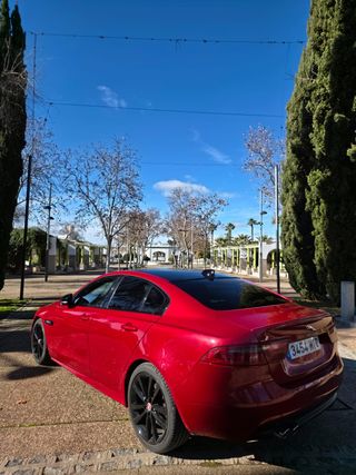 Jaguar XE R-Sport AWD · 180 CV · Automático