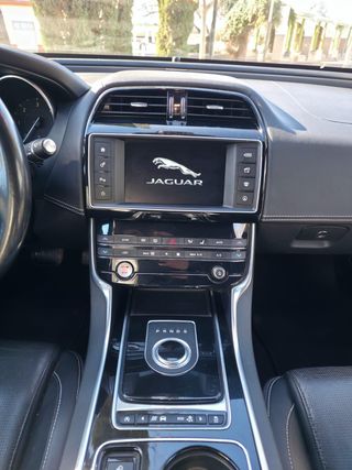 Jaguar XE R-Sport AWD · 180 CV · Automático