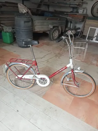 Bicicleta plegable roja y blanca