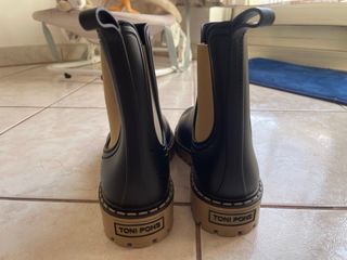 Stivaletti neri con dettagli beige