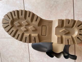 Stivaletti neri con dettagli beige