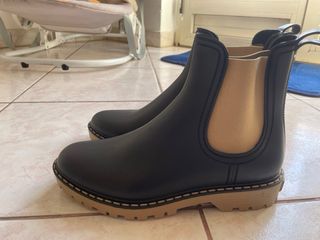 Stivaletti neri con dettagli beige