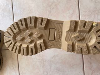 Stivaletti neri con dettagli beige