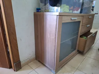 Cómoda de madera con puerta de cristal