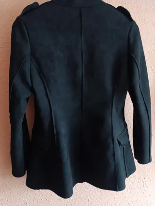 Chaqueta militar negra con botones plateados