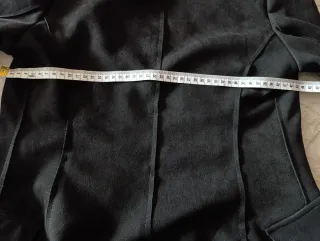 Chaqueta militar negra con botones plateados