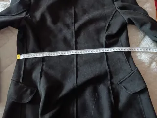 Chaqueta militar negra con botones plateados