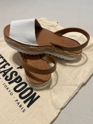 Sandalias popa cuña. Piel