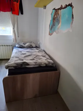 Habitación infantil: Cama de 2 m x 1 m con cajone