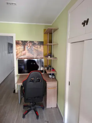 Habitación infantil: Cama de 2 m x 1 m con cajone