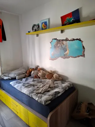 Habitación infantil: Cama de 2 m x 1 m con cajone