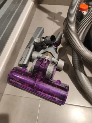 Aspirador Ciclónico Dyson con Accesorios