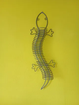 Soporte para CDs  lagartija de hierro.