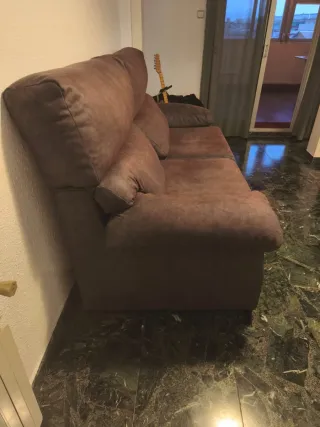 Sofá de tela gris (1.5 años)