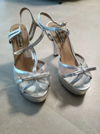 Zapatos de tacón plateados con plataforma