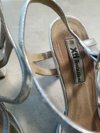 Zapatos de tacón plateados con plataforma