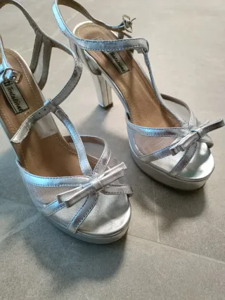 Zapatos de tacón plateados con plataforma