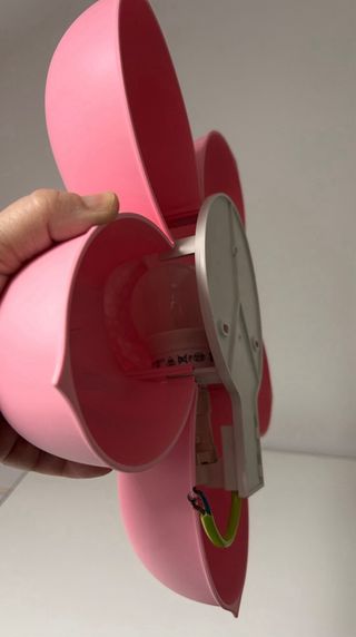 Lámpara de pared, flor rosa, Ikea.