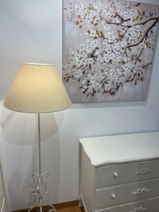 Lámpara de pie beige y blanca