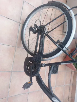 Bicicleta de ciudad negra